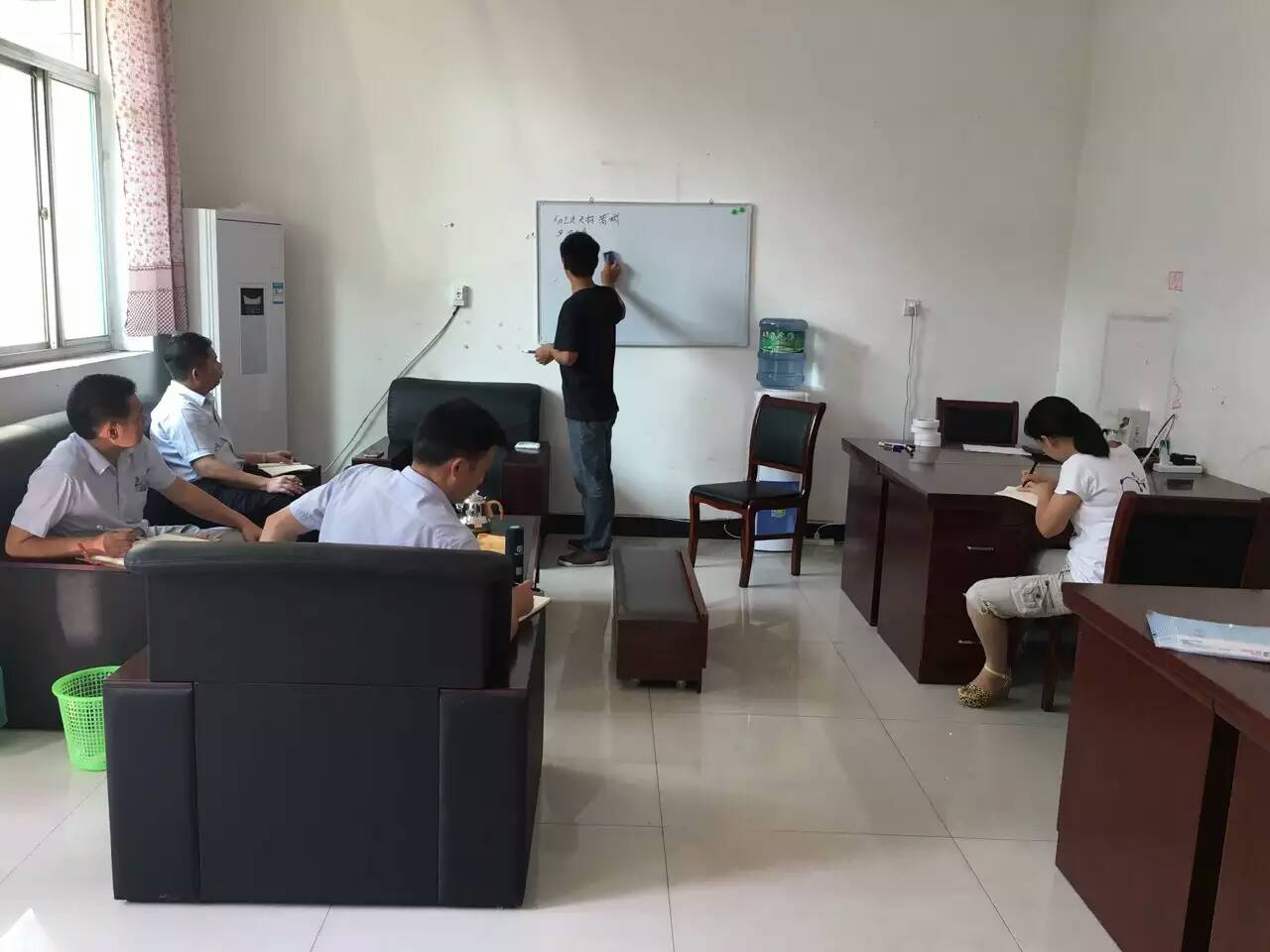 戴老師為蜜桃视频在线视频外省業務經理進行經銷商服務培訓