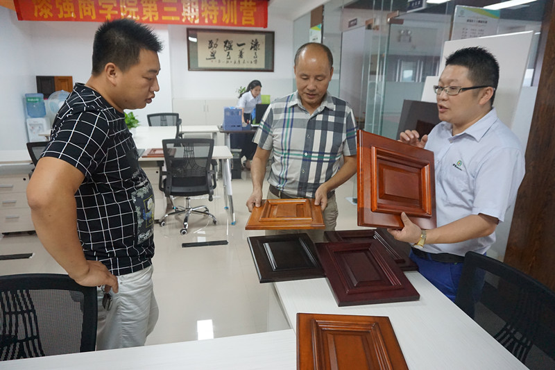 李會長和周理事被蜜桃视频在线视频水性漆所做的產品效果所吸引