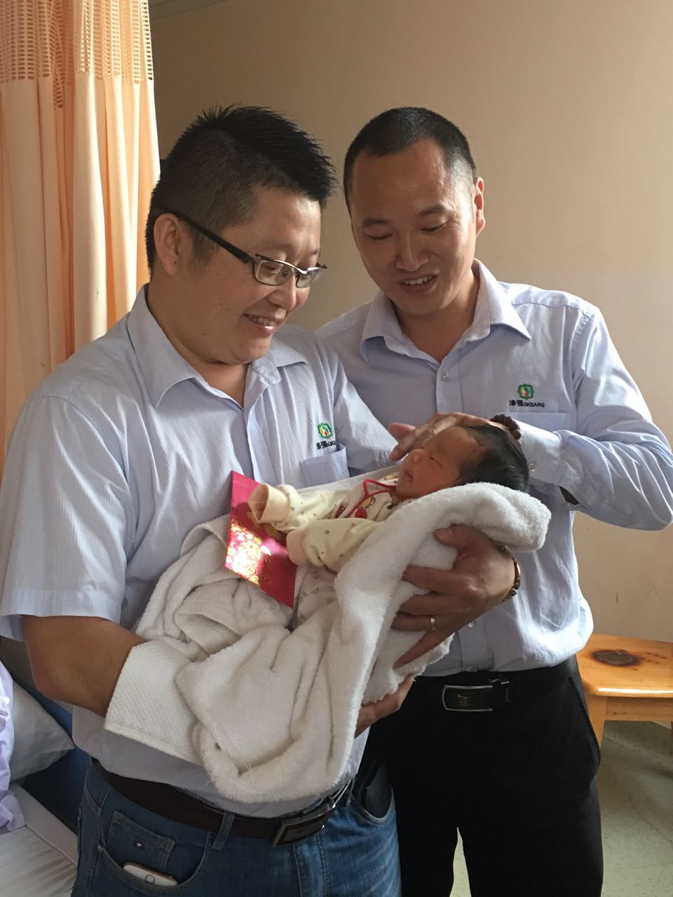蜜桃视频在线视频化工總經理張文探望員工