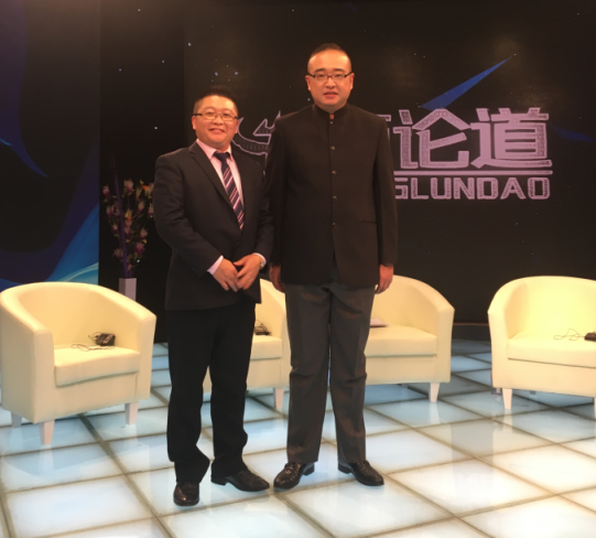 蜜桃视频在线视频總經理：張文(左)和央視主持人：朱軼(右)合影